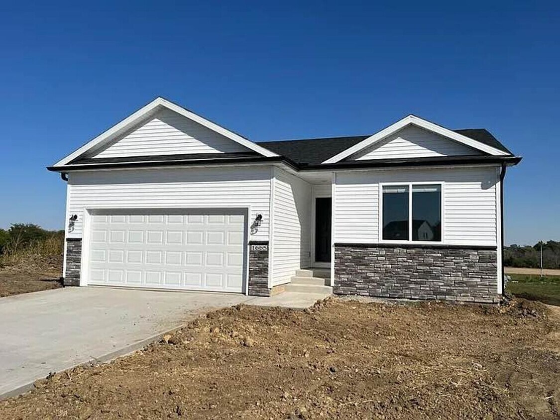 Primary Photo - Family Home in Altoona - Available Now!