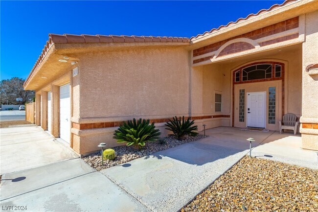 Building Photo - 8410 Rancho Destino Rd
