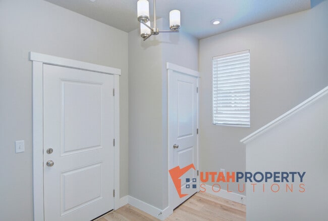 Building Photo - 382 S 980 W