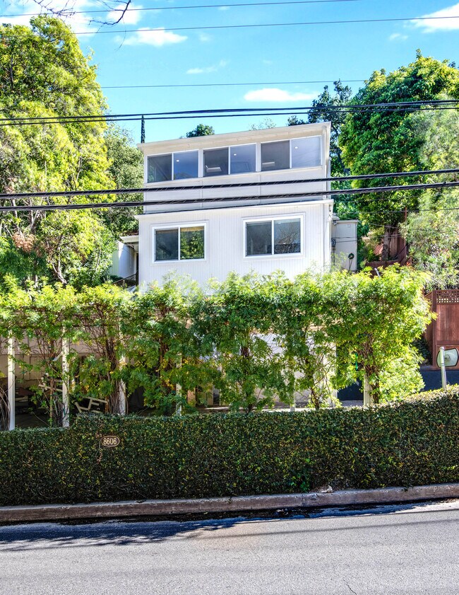 Building Photo - 8606 Wonderland Ave