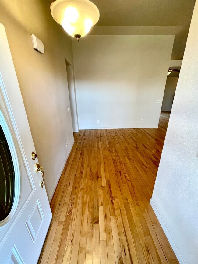 Building Photo - 4 Bedroom, 2 Bath