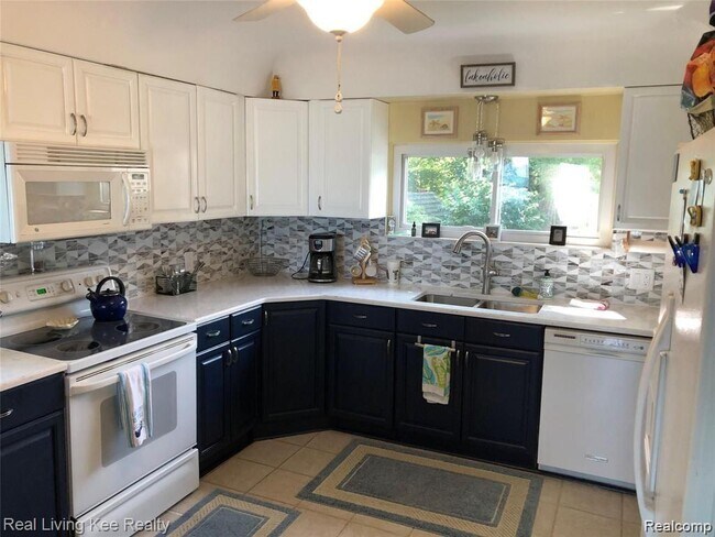 Building Photo - 6038 Wildrose Ln