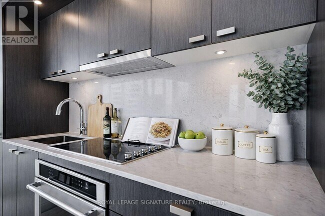 Building Photo - 585 Bloor St E