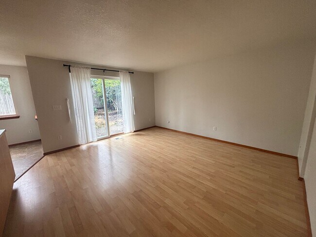 Building Photo - 4 bedroom, 3 bathroom Home in Bull Mountai...