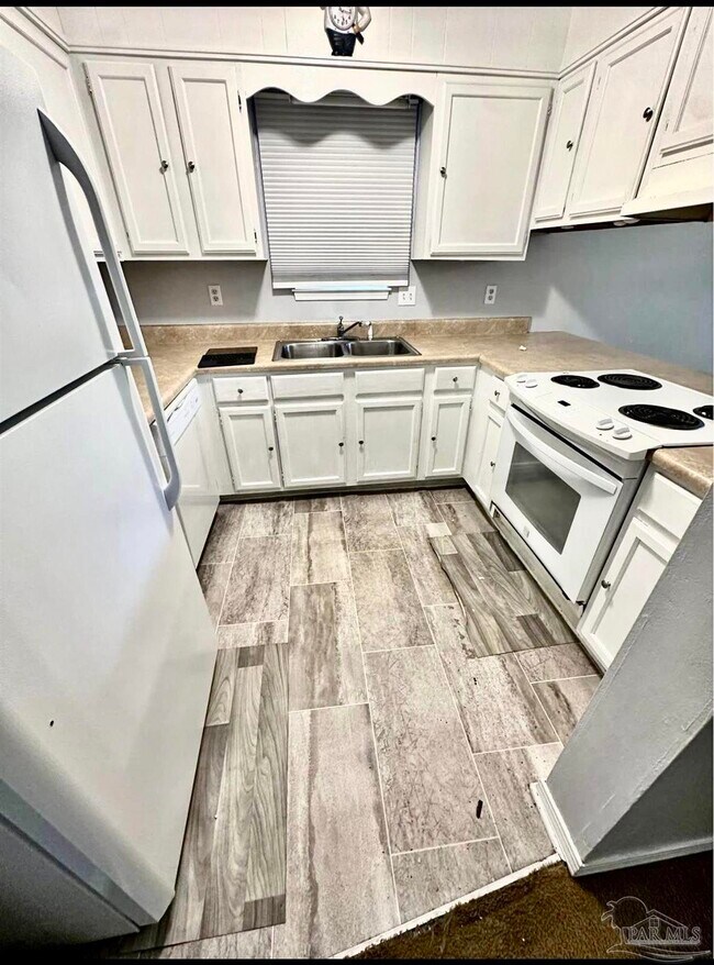 Foto del edificio - 8136 Stonebrook Dr
