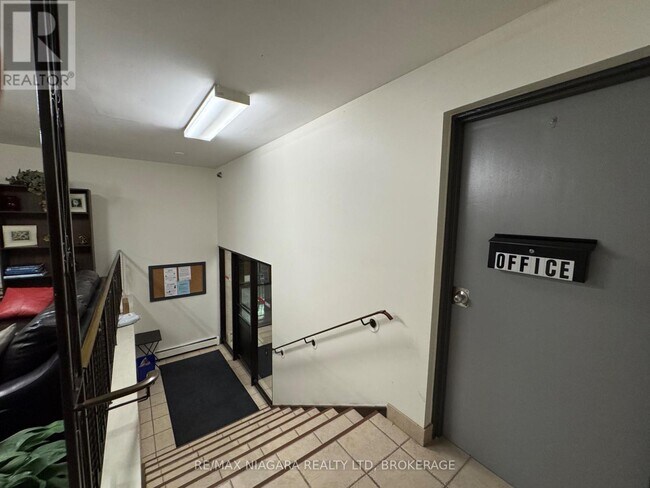 Photo du bâtiment - 242 Oakdale Ave