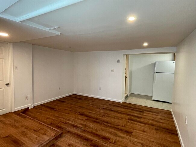 Building Photo - 210 59th St