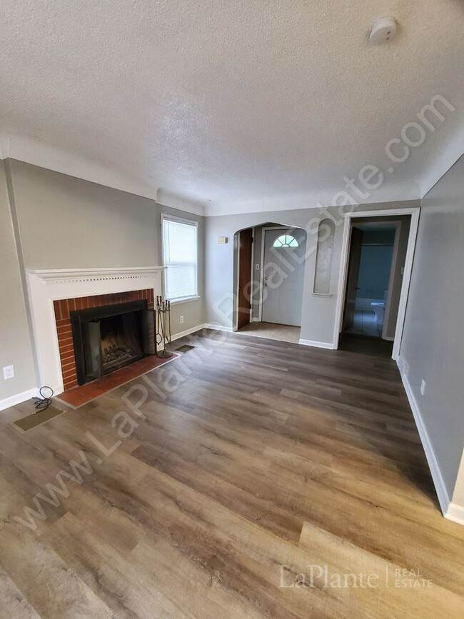 Building Photo - Cute 2 bedroom, 1 bath home on a corner lo...