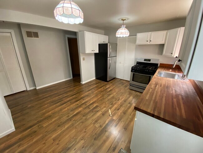 Kitchen - 7012 W 138th Ln