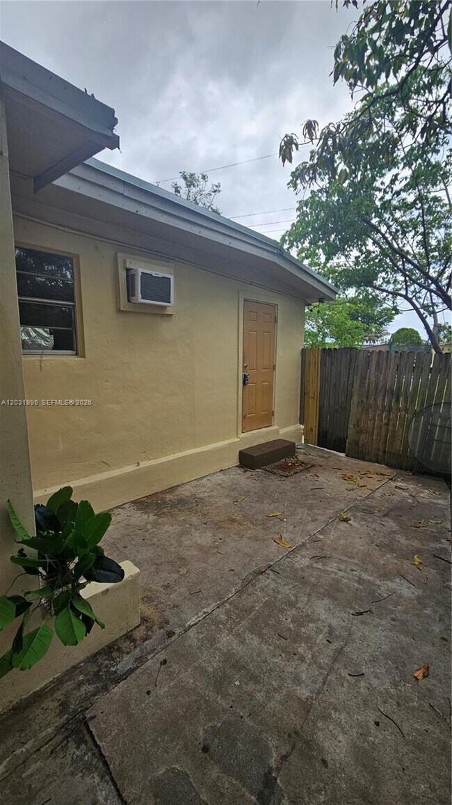 Building Photo - 1840 Fern Rd