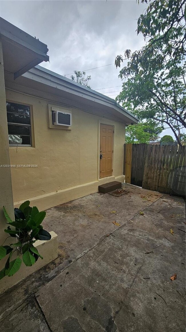Building Photo - 1840 Fern Rd