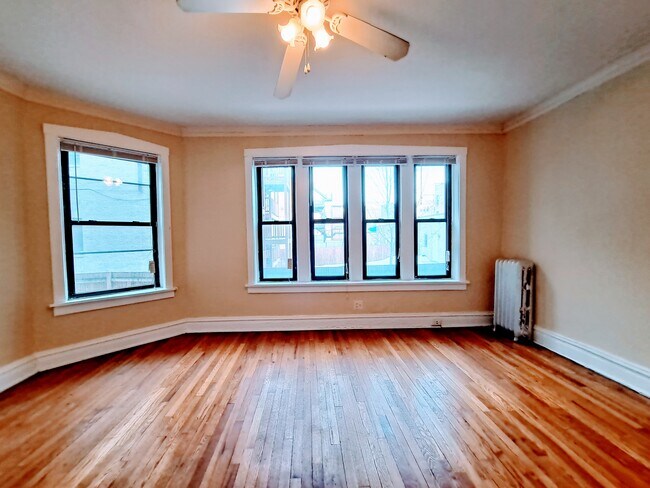 Building Photo - 1471 W Carmen Ave