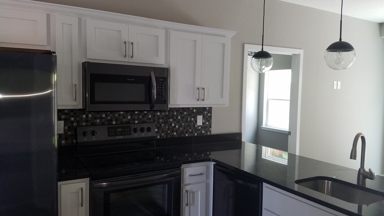 Primary Photo - Quaint, Quiet, and Comfort in a gated Comm...