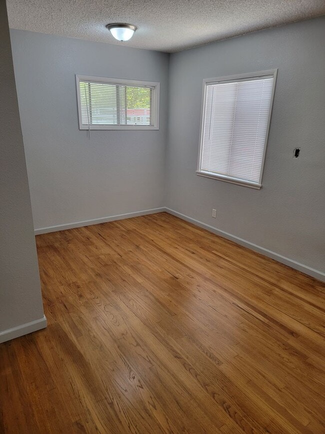 Building Photo - Large 3 bedroom 1 bath house for rent.
