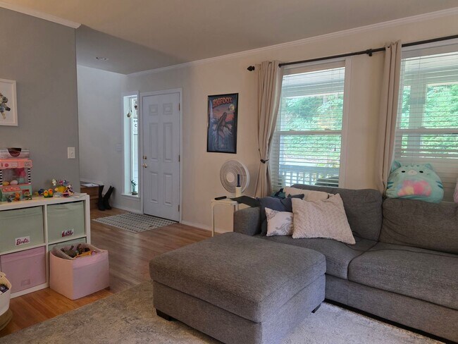 Building Photo - 3 Bedroom Craftsman Style Home in Convenie...