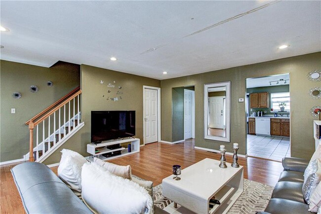Building Photo - 966 Ramblewood Ln