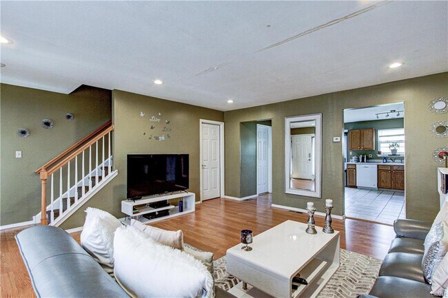 Foto del edificio - 966 Ramblewood Ln