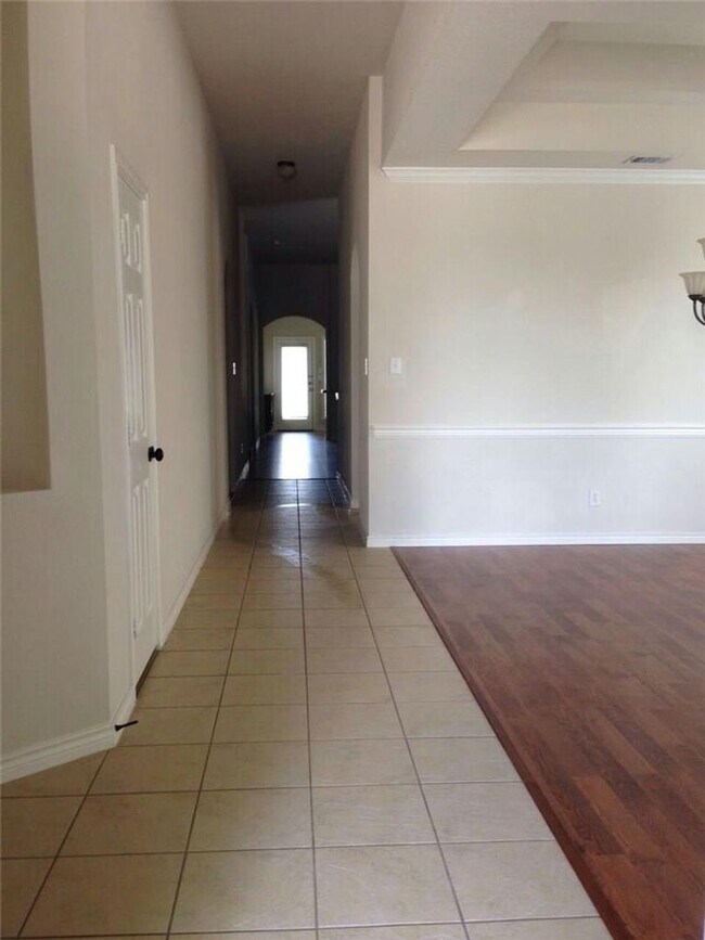 Foto del edificio - Charming two-story brick home in the desir...