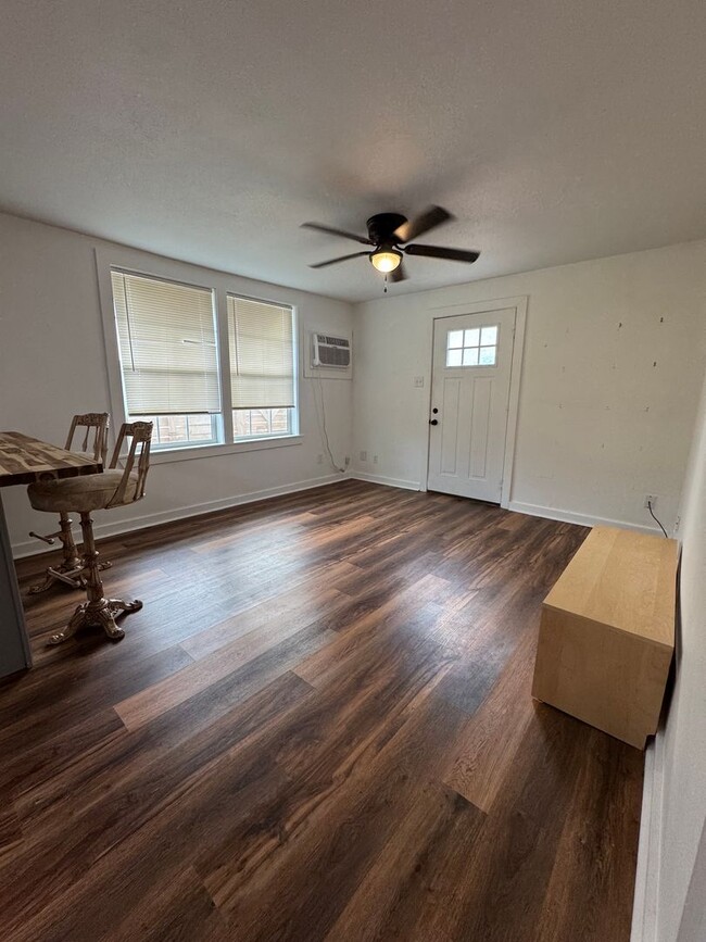 Foto del edificio - Cute 1/1 Apartment Near Downtown Bryan!