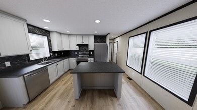 Building Photo - 2446 Poplar Dr