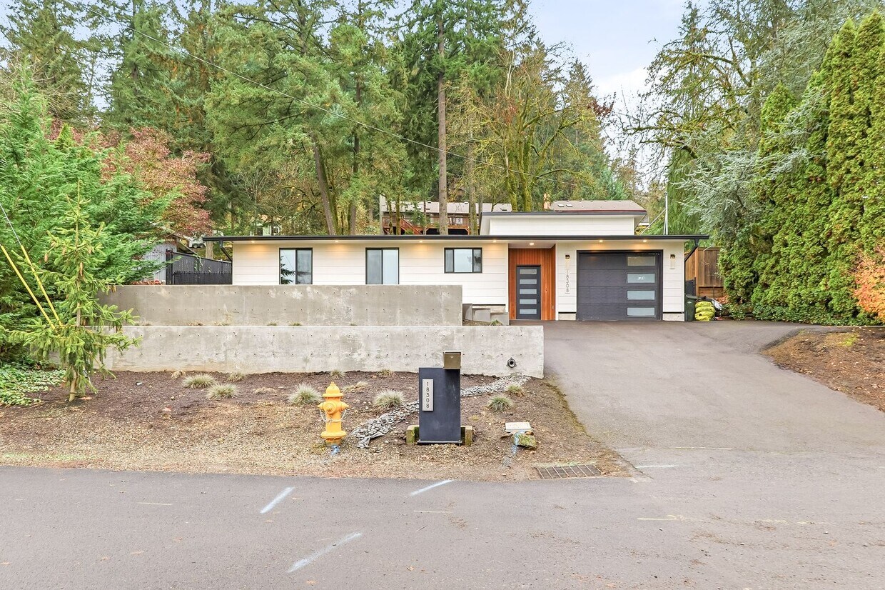 Primary Photo - Stunning 4 Bedroom/2 Bathroom West Linn Retreat with Designer Firepit & Gorgeous Views!