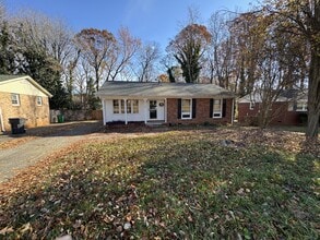 Building Photo - 1115 Grovewood Dr