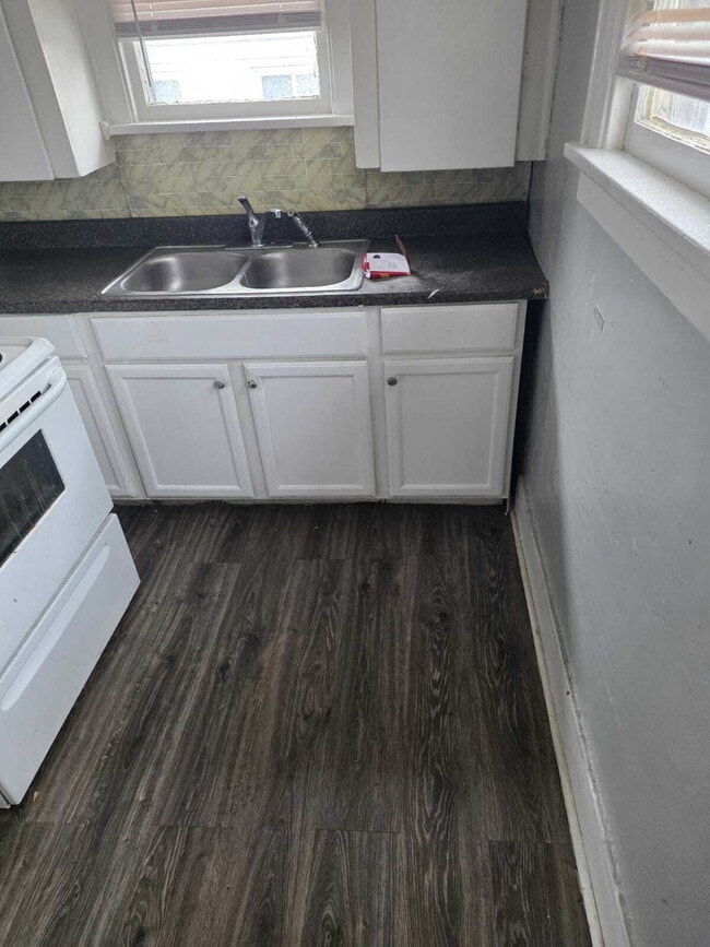 Building Photo - 2-Bedroom Gem on Barrie Avenue – Perfectly Quaint Living in Flint!