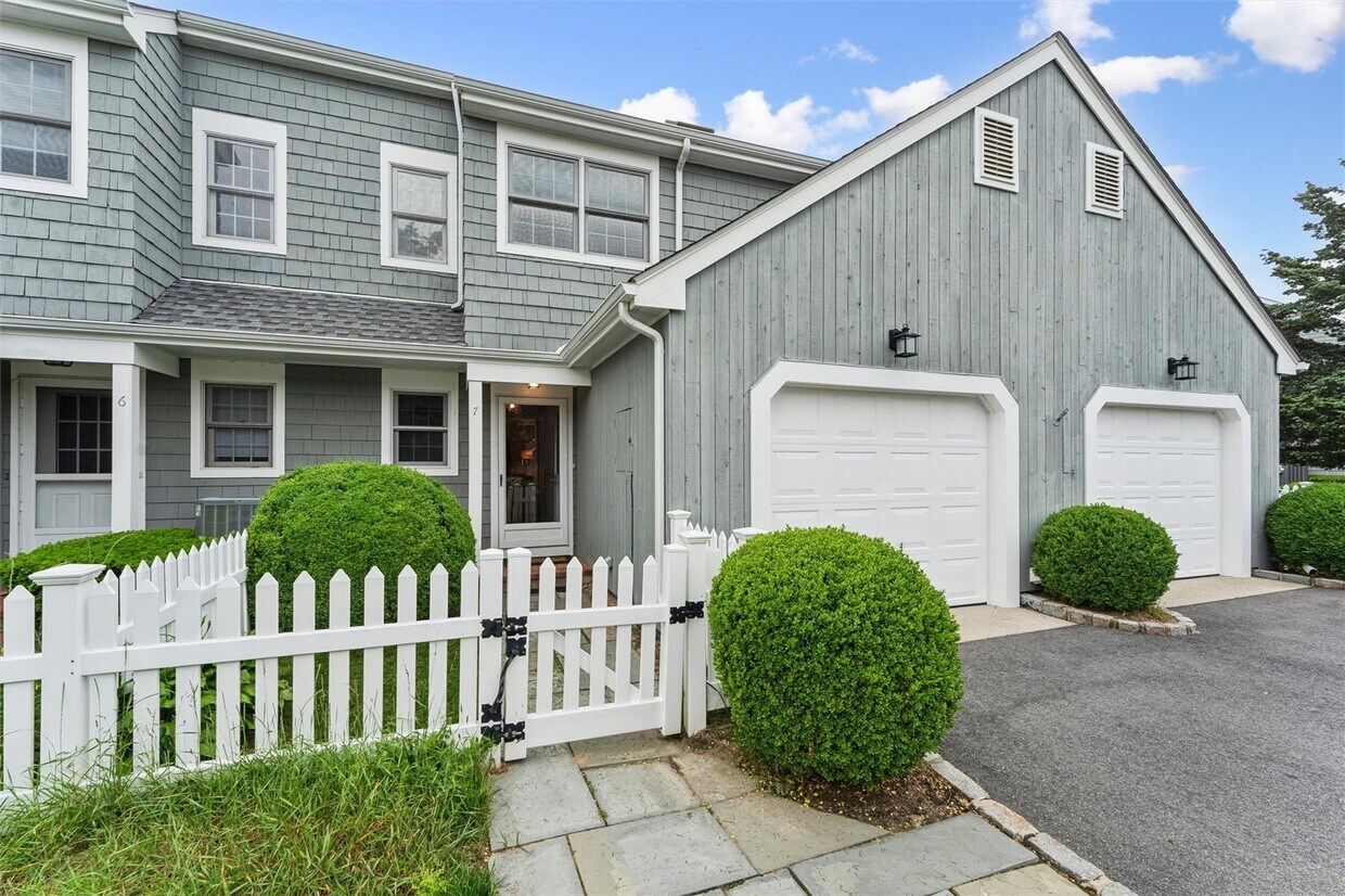 Primary Photo - 7 Brittany Ln