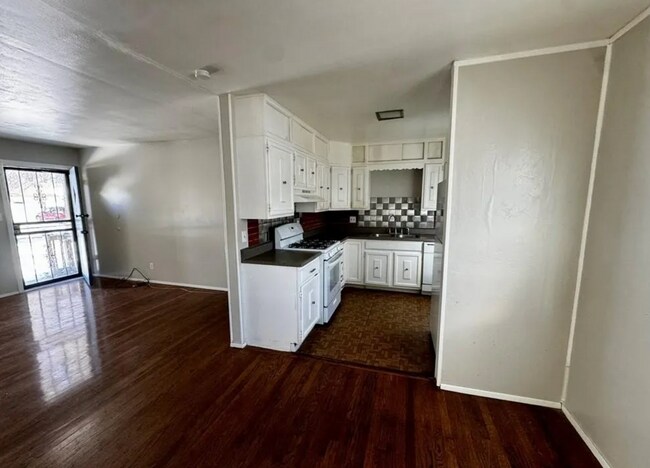 Foto del edificio - Ranch with Garage + huge workshop!