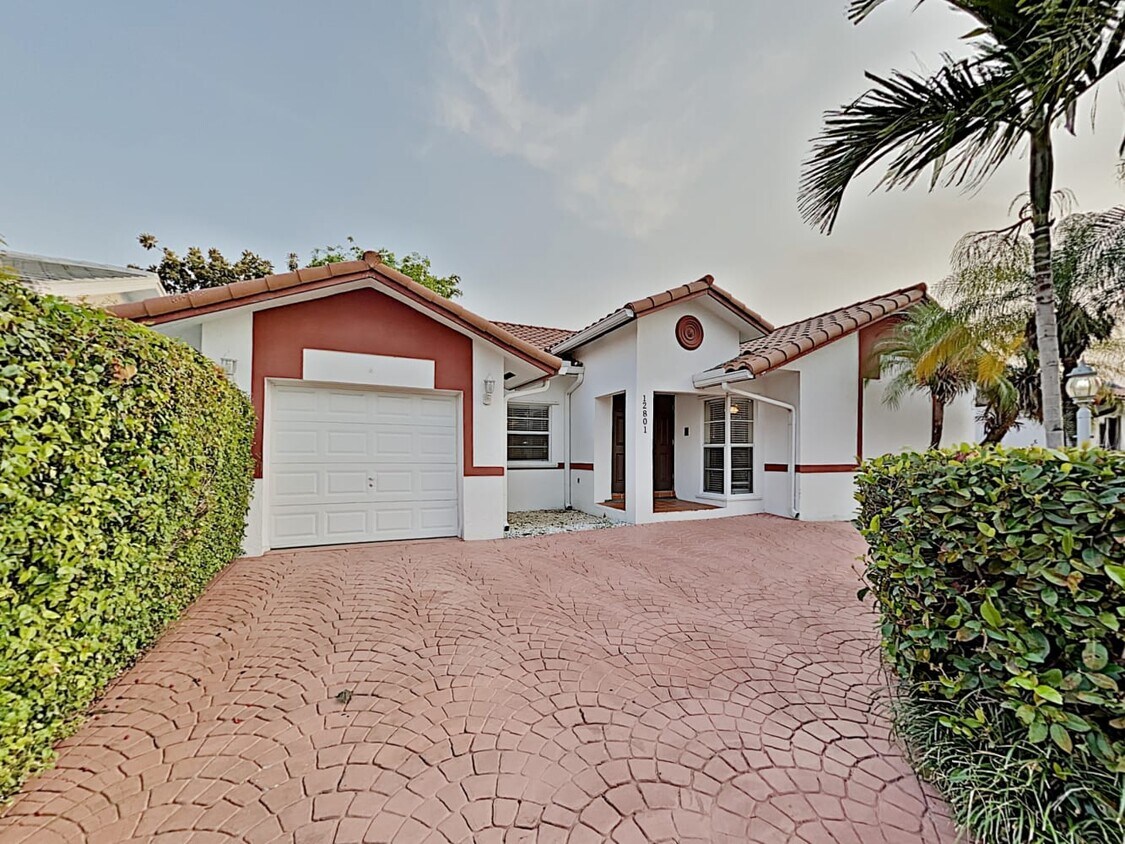 Foto principal - 12801 NW 11th St