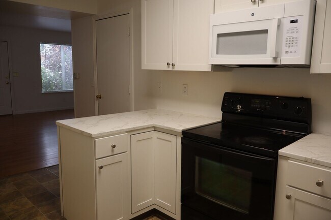 Foto del edificio - Cozy and Convenient 3 Bedroom Townhome