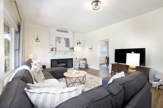 Building Photo - 729 E State St