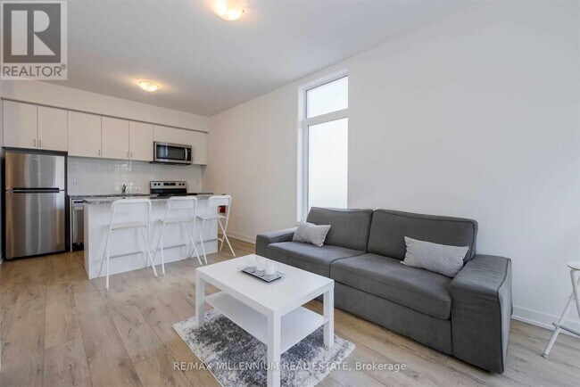 Photo du bâtiment - 1740-1740 Simcoe St N