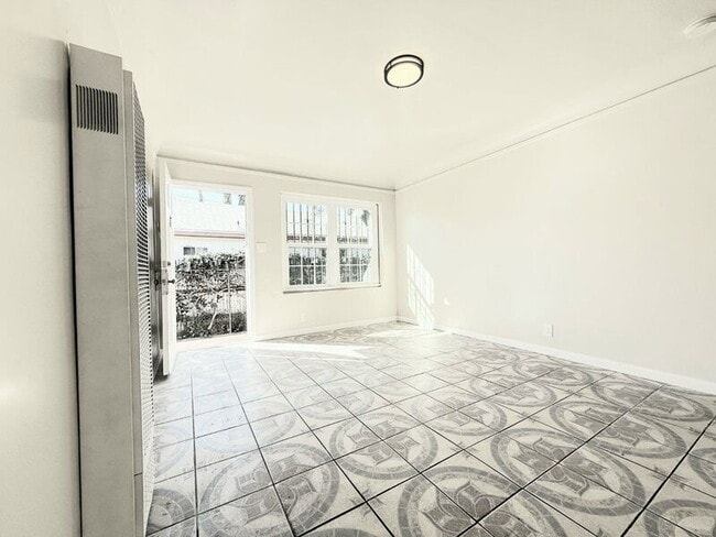 Building Photo - 338 W 61st St