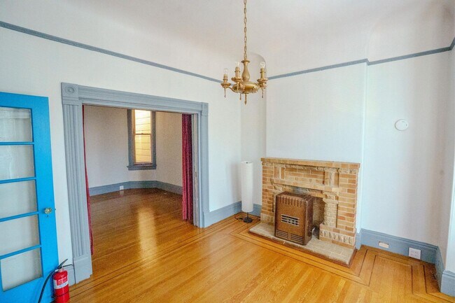 Building Photo - Victorian Charm and City Convenience – 3-B...
