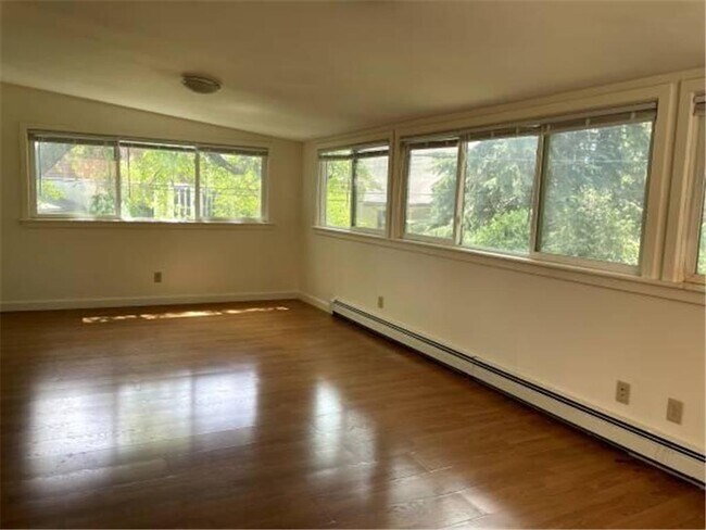 Foto del edificio - 2351 Bayless Pl