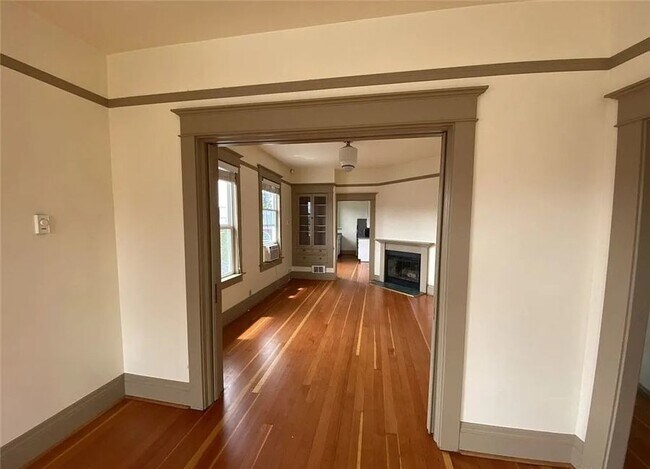 Building Photo - 3 Bed, 1 Bath apartment. Experience the Be...