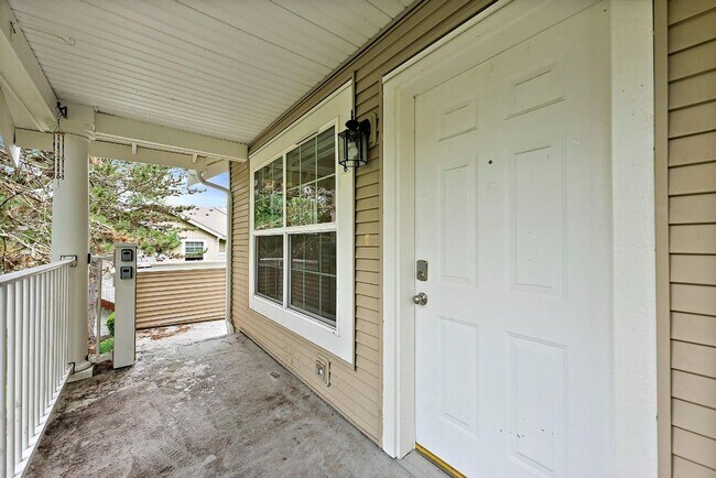 Foto del edificio - Charming 2 Bed Condo in DuPont | Fresh Pai...
