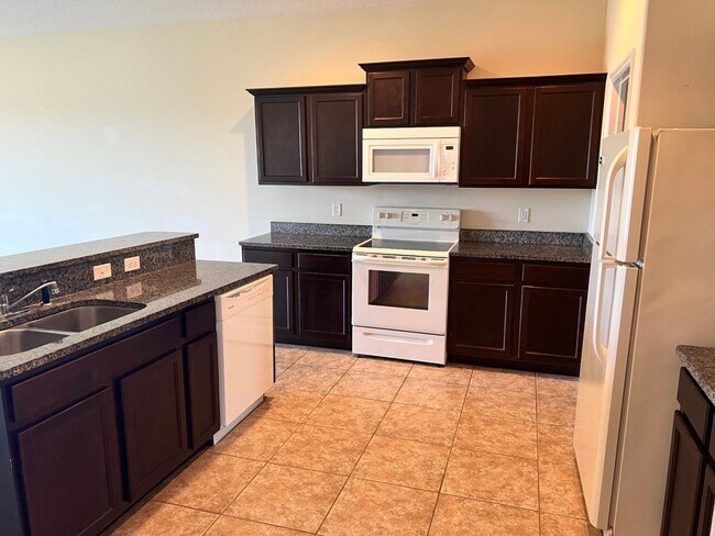 Building Photo - Great 3 bed/ 2 bath corner townhome
