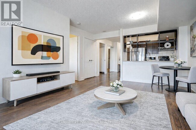 Photo du bâtiment - 135 Village Green Square