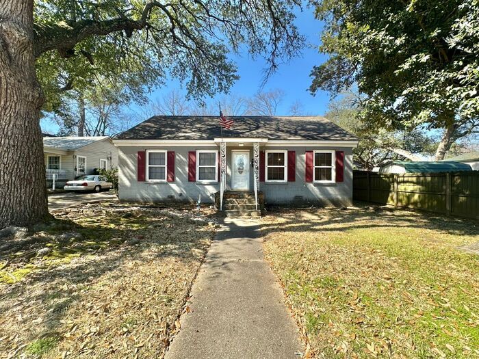 Foto principal - Charming 3 Bedroom 2 Bath Home in Tyler’s ...