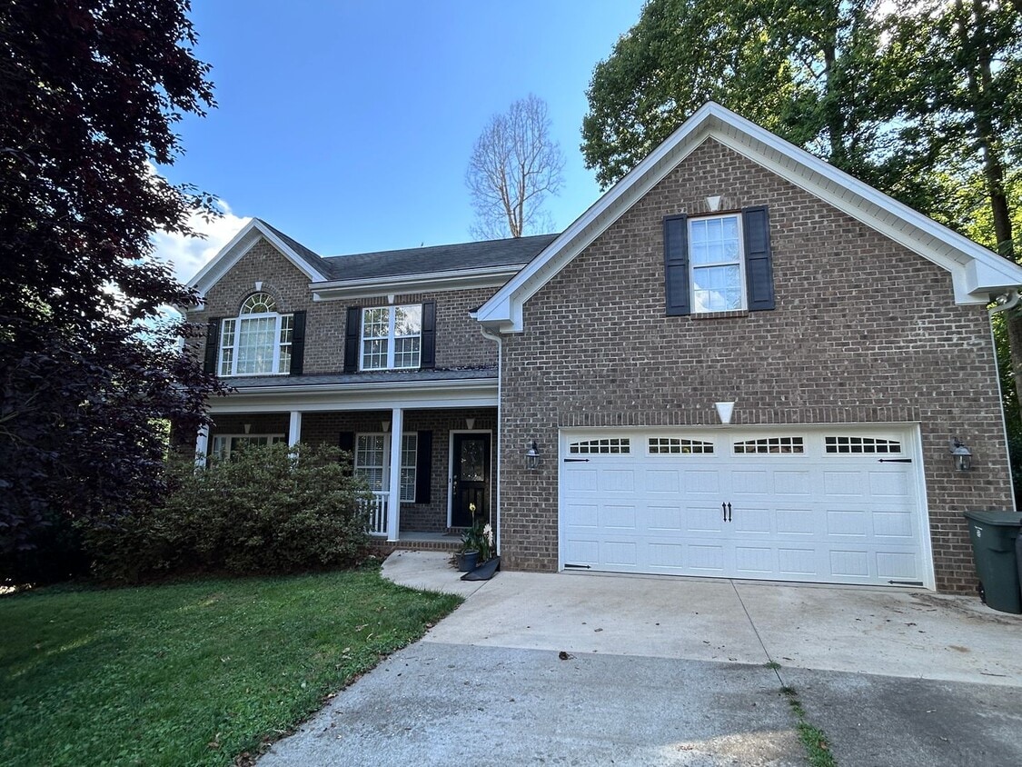 PFAFFTOWN, NC! Lochurst neighborhood. Reagan HS! 5 bedroom, 4.5 bathrooms, over 5k sq ft - PFAFFTOWN, NC! Lochurst neighborhood. Reagan HS! 5 bedroom, 4.5 bathrooms, over 5k sq ft