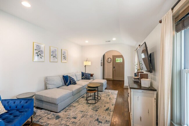 Foto del edificio - Beautiful Home Steps to Cleveland Park!