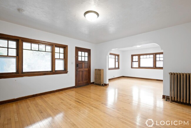 Building Photo - Newly Remodeled Downstairs Duplex Unit in ...