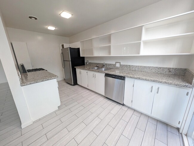 Building Photo - 4150 Hillcrest Dr
