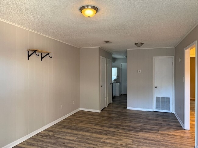 Foto del edificio - 707 Meadowbrook St
