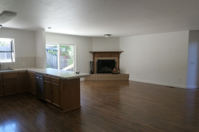 Building Photo - 69 Maranatha Dr