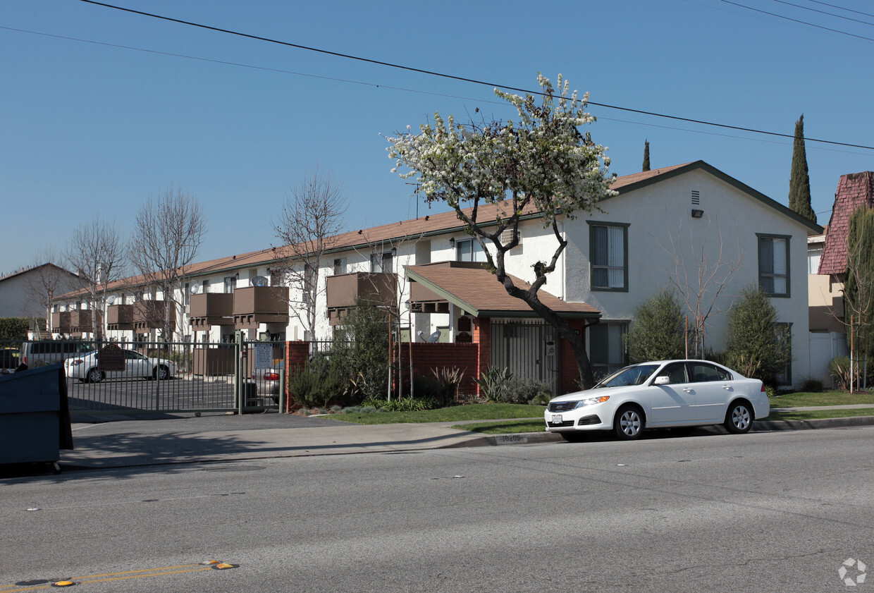 Primary Photo - 16205 Woodruff Apartments