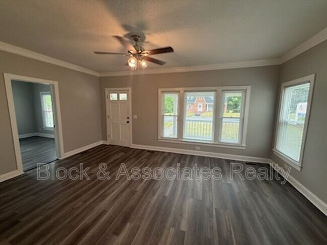 Building Photo - 1007 Sunset Ave