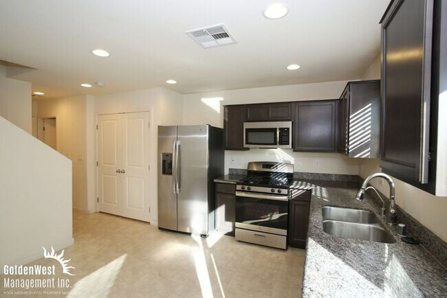 Foto del edificio - Modern 3Bdm 2.5Ba Two-Story Home in the Heart of Las Vegas